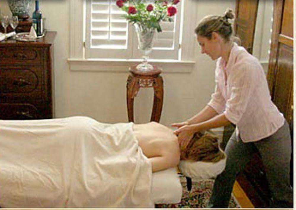 Fuquay Mineral Spring Inn & Garden Buitenkant foto