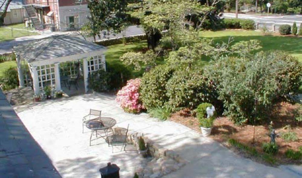 Fuquay Mineral Spring Inn & Garden Buitenkant foto